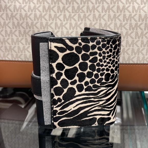 MICHAEL KORS
Carmen Medium Flap Bifold Faux Fur-Leather Wallet
Black
NWT - Picture 12 of 16